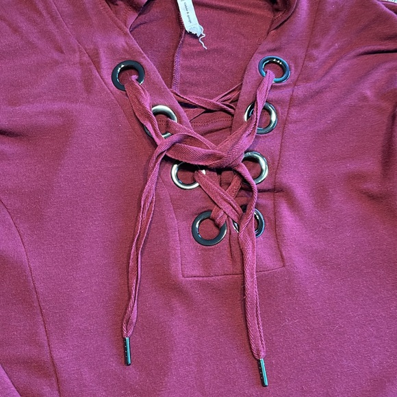 Sweatshirt with grommets - Picture 2 of 6